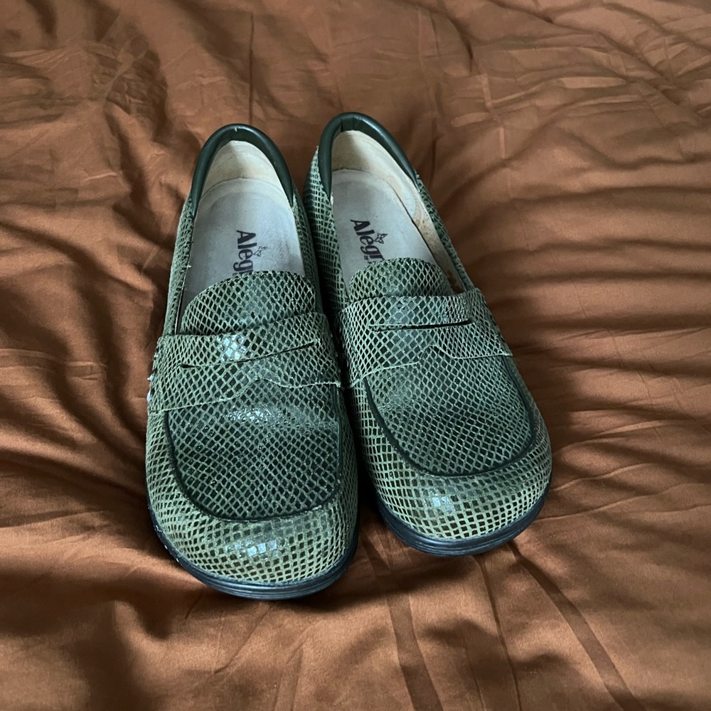 Alegría Taylor Pro Glossy Olive Snake Loafer